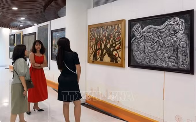 Visitantes a la exposición. (Fotografía: VNA)