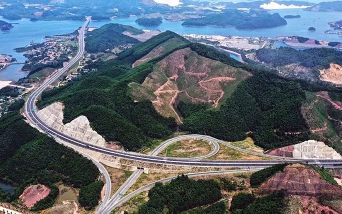  Una vez finalizada, la obra contribuirá a completar la autopista extendida desde Lao Cai - Hanói - Hai Phong hasta la ciudad de Mong Cai, la más larga de Vietnam en la actualidad. (Foto: baodautu.vn)