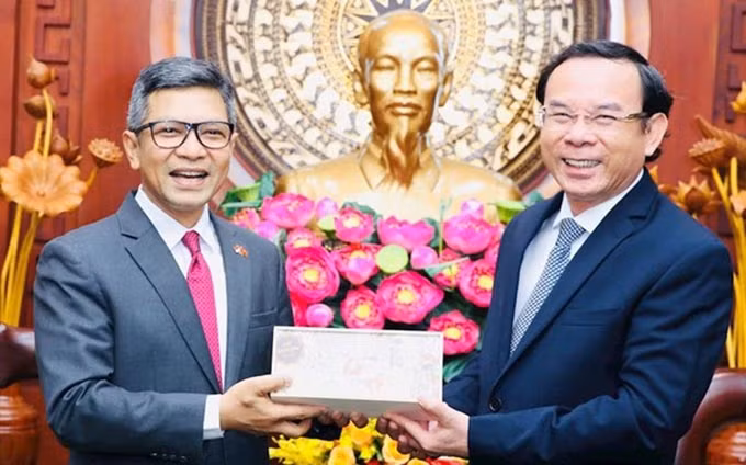 El secretario del Comité del Partido Comunista de Vietnam en Ciudad Ho Chi Minh, Nguyen Van Nen, y el embajador indonesio Denny Abdi. (Fotografía: VNA)