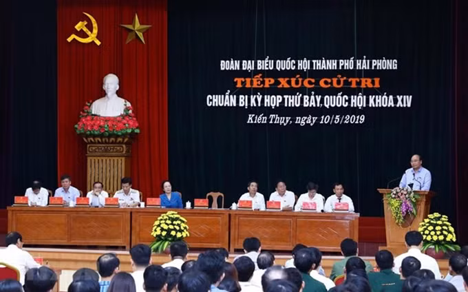 El primer ministro de Vietnam, Nguyen Xuan Phuc, se reúne con votantes del distrito Kien Thuy de la ciudad de Hai Phong. (Fotografía: VNA)