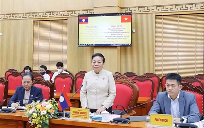 Sounthone Xayachack, vicepresidenta de la Asamblea Nacional de Laos, habla en el evento. (Fotografía: VNA)