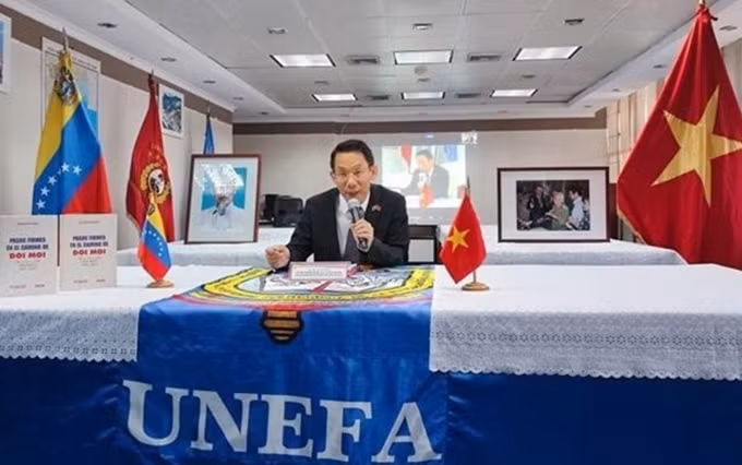 El embajador de Vietnam en Venezuela, Le Viet Duyen, habla en el evento. (Fotografía: VNA)