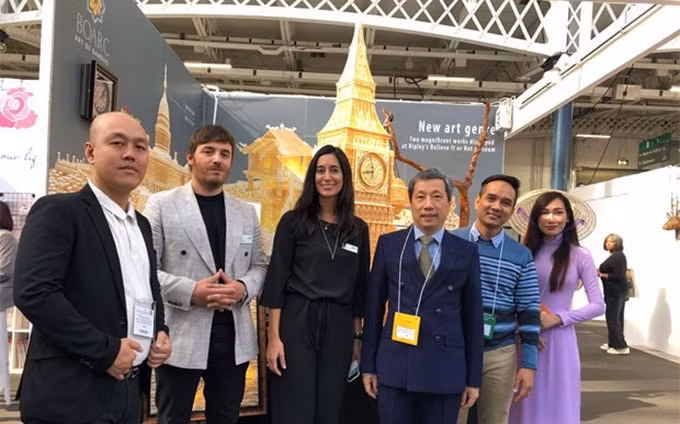 Representantes de Vietnam en la Feria Internacional Top Drawer en Londres (Fotografía: VNA)