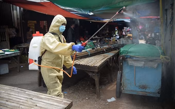 Fumigación para prevenir la propagación del Covid-19 en Yakarta, Indonesia. (Fotografía: VNA)