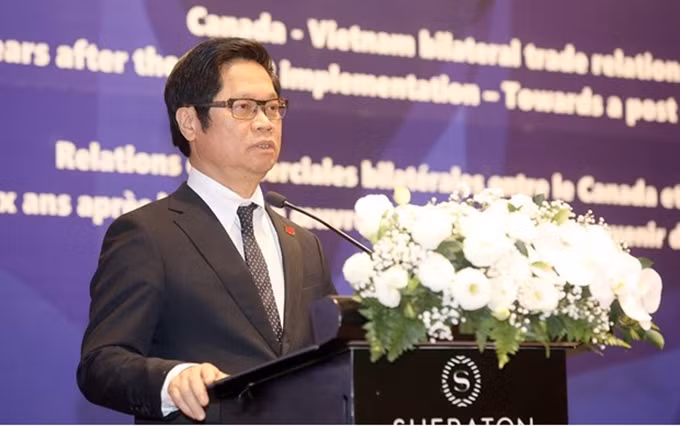 El presidente de la Cámara de Industria y Comercio de Vietnam, Vu Tien Loc, habla en el seminario. 