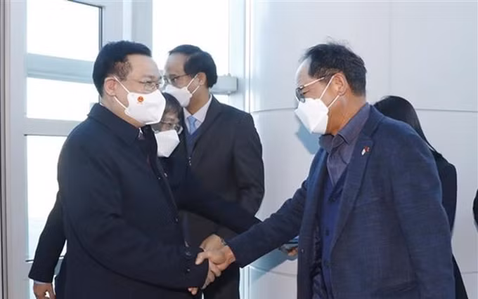 El presidente de la Asamblea Nacional de Vietnam, Vuong Dinh Hue, arriba al aeropuerto internacional de Incheon, en Seúl. (Fotografía: VNA)