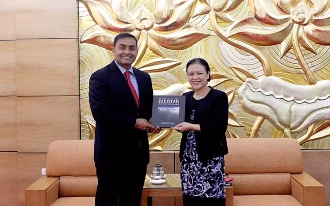La presidenta de la VUFO, Nguyen Phuong Nga, recibe al encargado de negocios acreditado temporalmente de Pakistán en Vietnam, Qamar Abbas Khokhar.
