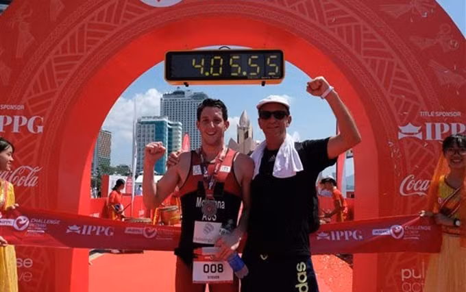 El atleta australiano Steve McKenna gana el primer lugar de la prueba de Triatlón IPPGroup Challenge Vietnam 2019 (I) (Fotografía: VNA)