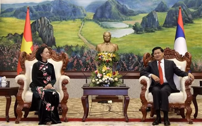 El secretario general del PPRL y presidente de Laos, Thongloun Sisoulith, recibe a la miembro del Buró Político y el Secretariado del Comité Central del PCV y jefa de su Comisión de Organización, Truong Thi Mai. (Fotografía: VNA)