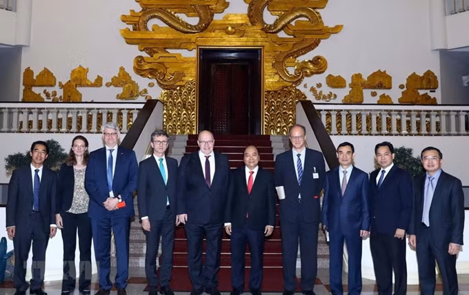 El primer ministro de Vietnam, Nguyen Xuan Phuc, recibe al ministro federal de Economía y Energía de Alemania, Peter Altmaier. (Fotografía: VNA)