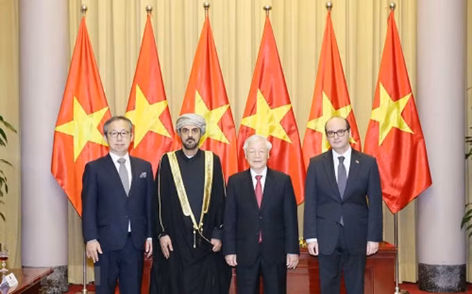 El secretario general del Partido Comunista y presidente de Vietnam, Nguyen Phu Trong, recibe hoy las cartas credenciales de los nuevos embajadores de Omán, Turquía y Japón.(Fotografía: VNA)