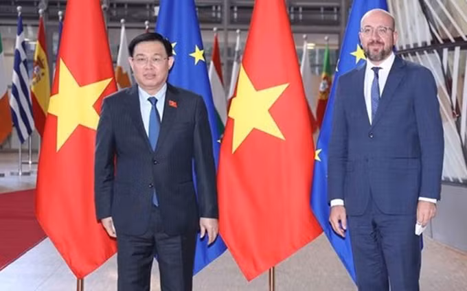 El presidente de la Asamblea Nacional de Vietnam, Vuong Dinh Hue (izquierda) y el presidente del Consejo Europeo, Charles Michel. (Fotografía: VNA)