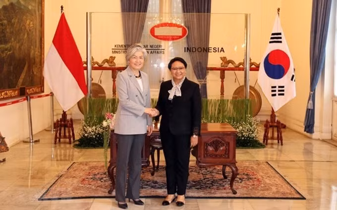La ministra de Relación Extranjero indonesia y su homóloga surcoreana Kang Kyung-wha en la reunión. (Fotografía: VNA)