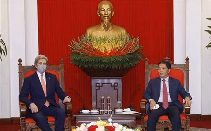 El enviado especial de Estados Unidos para el Clima, John Kerry (I), y el miembro del Buró Político y jefe de la Comisión de Asuntos Económicos del Comité Central del Partido Comunista de Vietnam, Tran Tuan Anh (Foto: VNA)