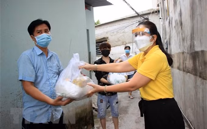 Entregan obsequios a trabajadores pobres y en situaciones difíciles debido al impacto del Covid-19 en el barrio de Hiep Thanh, Distrito 12, en Ciudad Ho Chi Minh. (Fotografía: VNA)