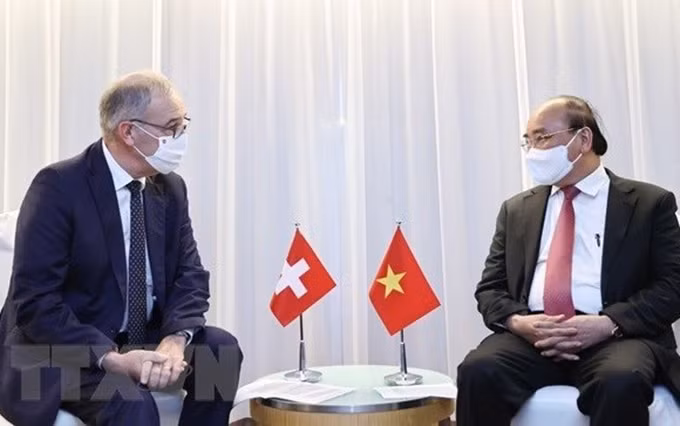 El jefe de Estado vietnamita, Nguyen Xuan Phuc, se reunió con el presidente suizo, Guy Parmelin, en su visita de trabajo a Nueva York el 22 de septiembre de 2021. (Fotografía: VNA)