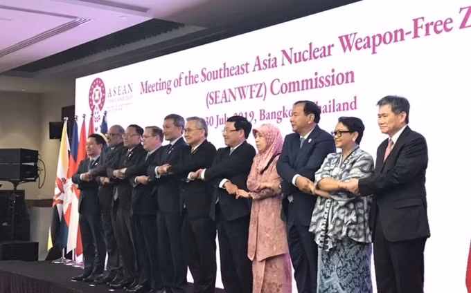 El vice primer ministro Pham Binh Minh (quinto desde la derecha) asiste a la Reunión de la Comisión de la Zona Libre de Armas Nucleares del Sudeste Asiático (Seanwfz). (Fotografía: Ministerio de Relaciones Exteriores)