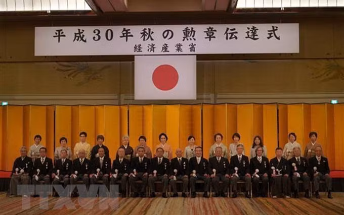 El Presidente de la Asociación de Vietnamitas en Japón, Tran Ngoc Phuc, (el cuarto a la derecha), en la ceremonia de recepción de la Orden del Sol Naciente (Fuente: VNA)