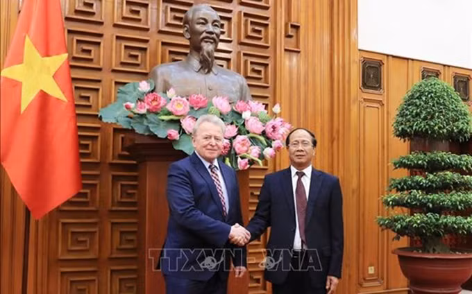El viceprimer ministro de Vietnam Le Van Thanh recibe a Janusz Wojciechowski, alto comisionado para la agricultura de la UE. (Fotografía: VNA)