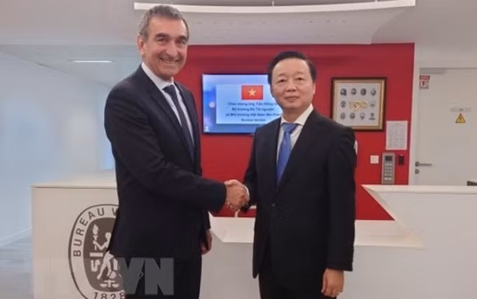 El ministro de Recursos Naturales y Medio Ambiente de Vietnam, Tran Hong Ha y el vicepresidente del Grupo Bureau Veritas, Marc Boissonnet. (Fotografía: VNA)