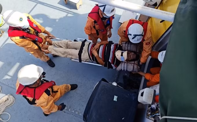 La fuerza de rescate traslada a pescador accidentado en alta mar. (Fotografía: VNA)