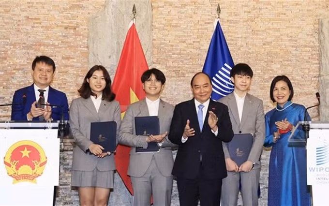 El presidente vietnamita, Nguyen Xuan Phuc, asiste a la ceremonia del otorgamiento del título de Embajador Juvenil de la Propiedad Intelectual de la OMPI a tres estudiantes de su país. (Fotografía: VNA)