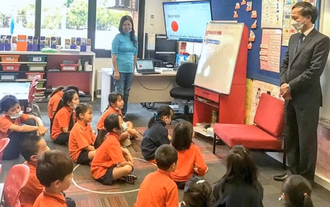 El embajador vietnamita en Australia, Nguyen Tat Thanh, habla con los niños vietnamitas en una clase de enseñanza de su idioma de origen. (Fotografía: baoquocte.vn)
