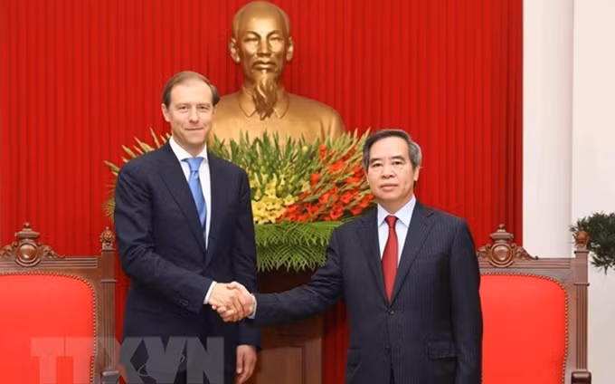 Nguyen Van Binh recibe a Denis Manturov. (Fotografía: VNA)