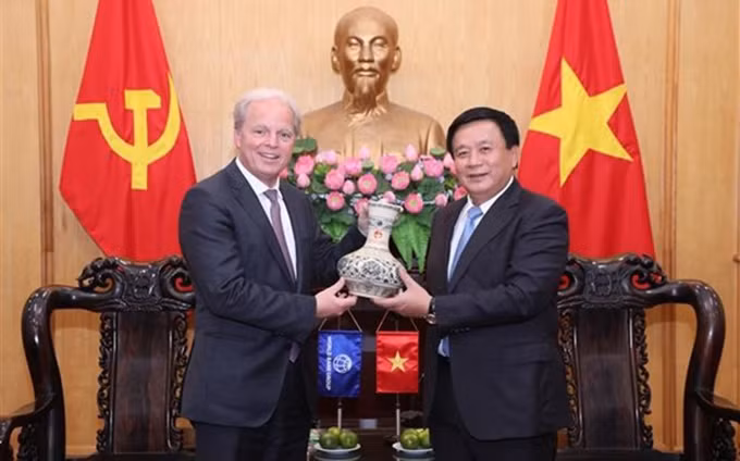 El director de la Academia Nacional de Política Ho Chi Minh de Vietnam, Nguyen Xuan Thang, y el director gerente de operaciones del Banco Mundial, Axel Van Trotsenburg. (Fotografía: VNA)