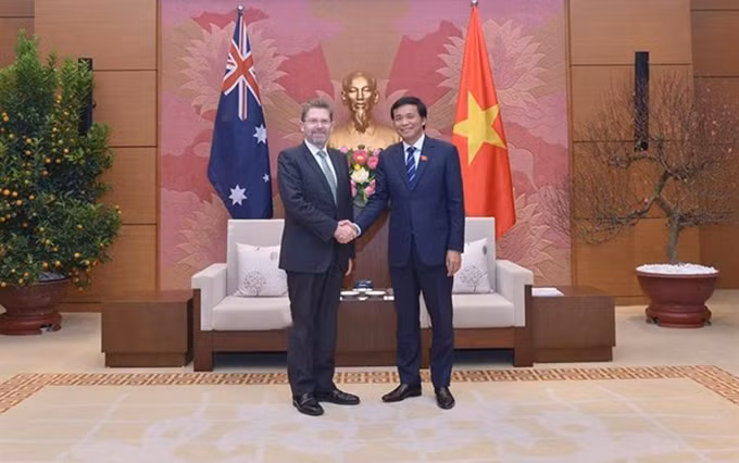 l secretario general y jefe de la Oficina de la Asamblea Nacional de Vietnam, Nguyen Hanh Phuc, recibe al presidente del Senado australiano, Scott Ryan. (Fotogragía: VNA)