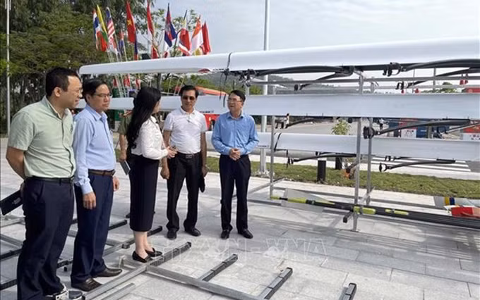 El vicepresidente del Comité Popular municipal Le Khac Nam, al frente de una delegación de los departamentos y sectores relativos locales, en la visita. (Fotografía: VNA)