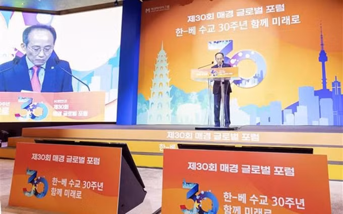 El viceprimer ministro y titular de Planificación y Finanzas de Corea del Sur, Choo Kyung-ho, habla en el foro. (Fotografía: VNA)