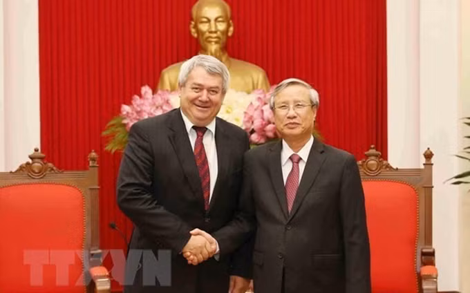 La reunión entre jefe del Estado Mayor del Ejército Popular de Vietnam, general Phan Van Giang y vicepresidente de la Cámara de Diputados checa y titular del Partido Comunista de Bohemia y Moravia, Vojtěch Filip, en Hanoi. (Fotografía: VNA)
