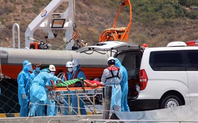 El pescador accidentado fue llevado a tierra para recibir tramiento. (Fotografía: VNA)