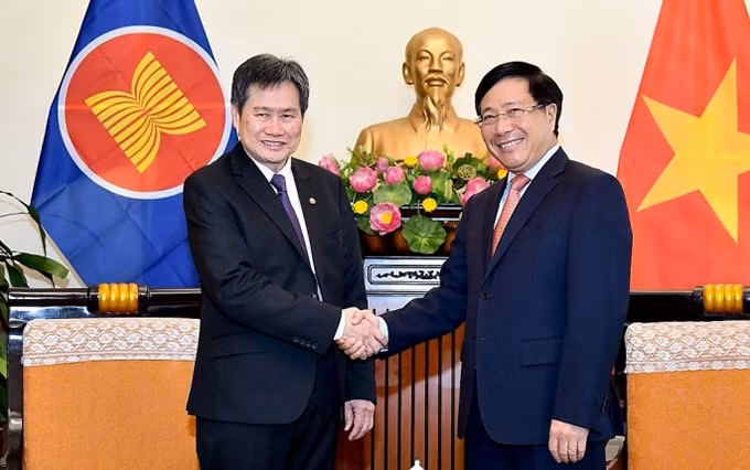 El viceprimer ministro y ministro de Relaciones Exteriores de Vietnam, Pham Binh Minh (D), recibe al secretario general de la Asean, Lim Jock Hoi.
