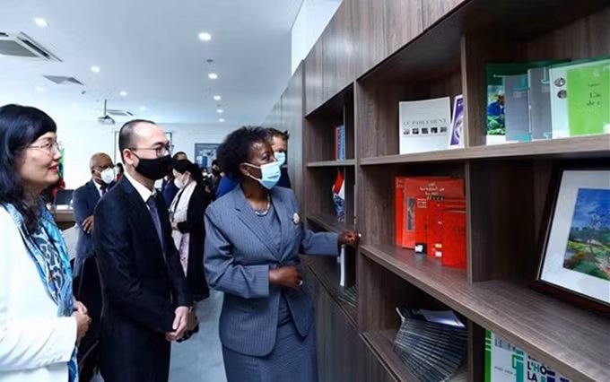 La secretaria general de la Organización Internacional de la Francofonía (OIF), Louise Mushikiwabo, visita el aula (Foto: VNA)