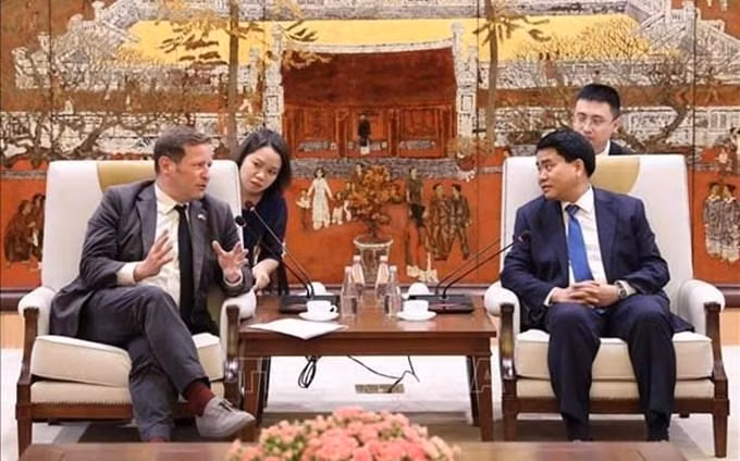 El presidente del Comité Popular de Hanoi, Nguyen Duc Chung (D) recibe a Edward Vaizey, enviado especial comercial del primer ministro británico (Fotografía: VNA)