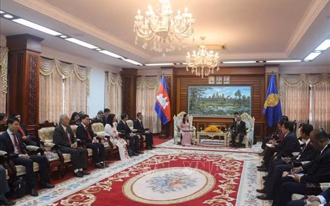 El presidente de la Asamblea Nacional de Camboya, Samdech Heng Samrin, recibe a la delegación de Ciudad Ho Chi Minh. (Fotografía: VNA)