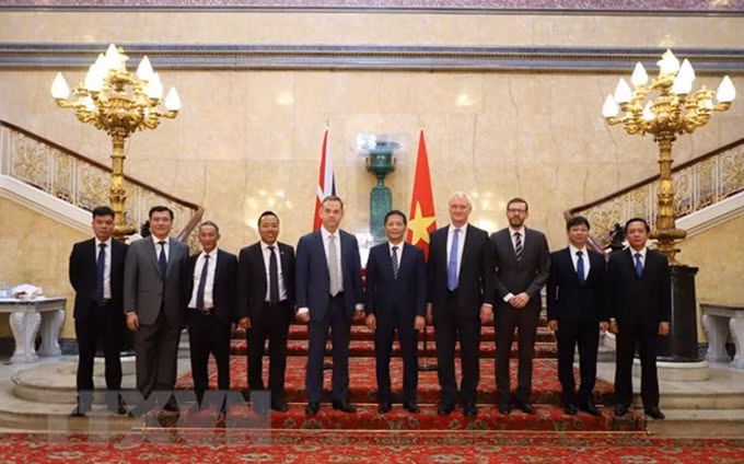 El miembro del Buró Político y jefe de la Comisión de Asuntos Económicos del Comité Central del Partido Comunista de Vietnam (PCV), Tran Tuan Anh, y funcionarios británicos.(Fotografía: VNA)
