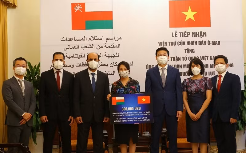 Representantes del Frente de la Patria de Vietnam recibe una ayuda por valor de 300 mil dólares por parte del Gobierno de Omán.