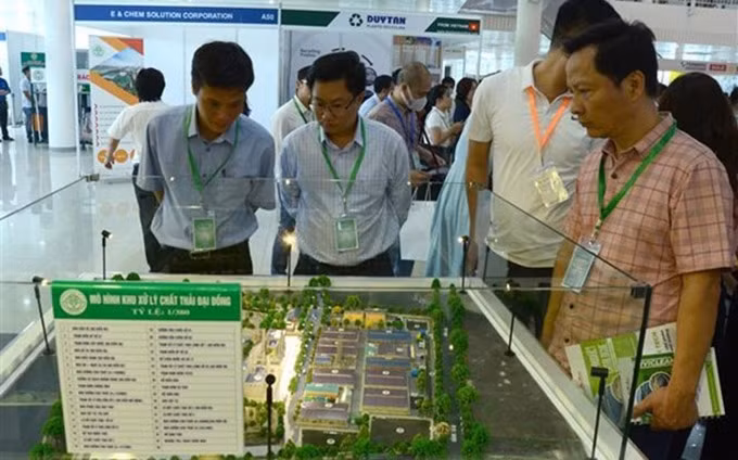 Visitantes de la exposición sobre tratamiento de residuos y tecnología y soluciones ambientales en Da Nang. (Fotografía: VNA)