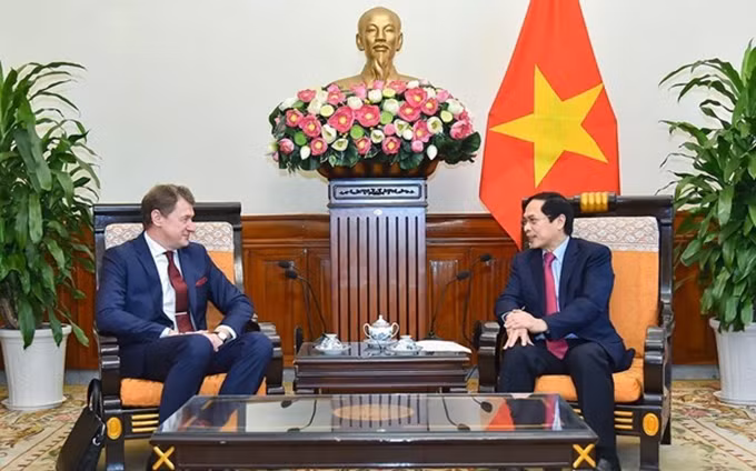 El canciller vietnamita, Bui Thanh Son recibe al viceministro de Asuntos Exteriores de Belarús, Nikolai Borisevich. (Fotografía: VNA)