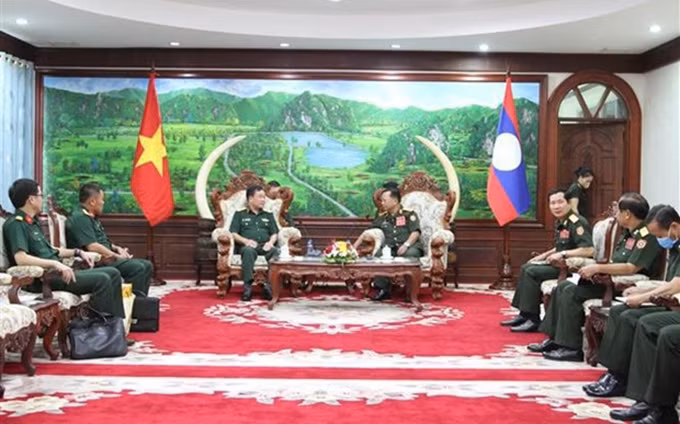 El viceministro de Defensa de Vietnam Hoang Xuan Chien y Chansamone Chanyalath, vicepremier y ministro de Defensa de Laos en el encuentro. (Fotografía: VNA)