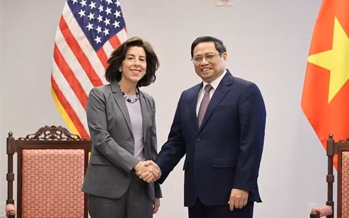 El primer ministro de Vietnam, Pham Minh Chinh, recibe a la secretaria de Comercio de Estados Unidos, Gina Raimondo. (Fotografía: VNA)