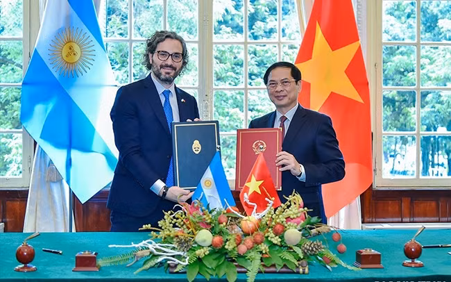 El ministro de Relaciones Exteriores de Vietnam, Bui Thanh Son (D), y el titular de Relaciones Exteriores, Comercio Internacional y Culto de Argentina, Santiago Andrés Cafiero (I). (Fotografía: baoquocte.vn)
