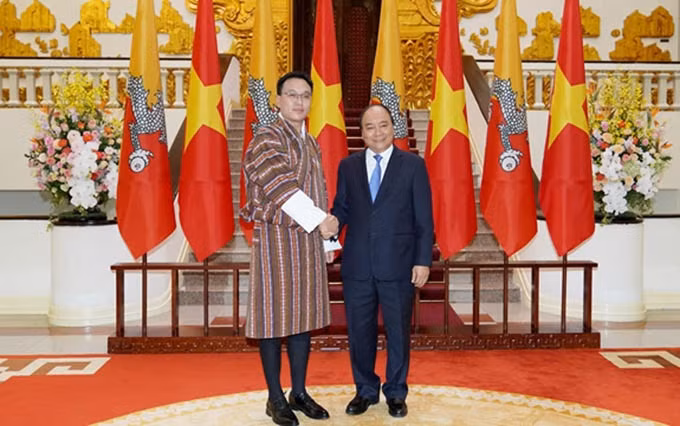El premier vietnamita, Nguyen Xuan Phuc (D), y el presidente del Consejo Nacional de Bután (Cámara Alta), Tashi Dorji (Fotografía: VNA)