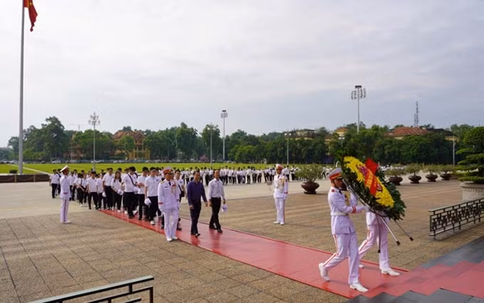 La delegación visita al Mausoleo de Ho Chi Minh. (Fotografía: VOV)