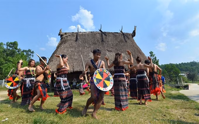Fiesta tradicional del grupo étnico Co Tu. (Fotografía: baovanhoa.vn)
