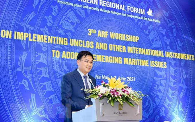 El vicecanciller de Vietnam Pham Quang Hieu en el seminario. (Fotografía: VNA) 