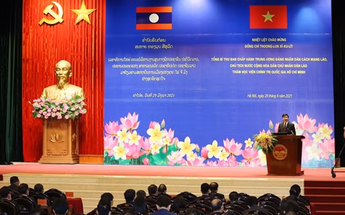  El secretario general del Partido Popular Revolucionario y presidente de Laos, Thongloun Sisoulith, pronuncia un discurso durante su visita a la Academia Nacional de Política de Ho Chi Minh, en Hanói. (Fotografía: VNA)